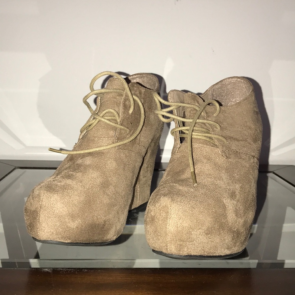 Tan wedge